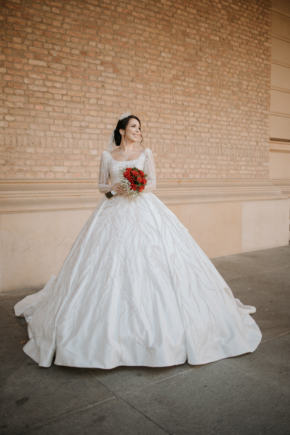 Die Braut in einem traumhaften Hochzeitskleid. Brautpaarshooting in Berlin auf der Museumsinsel zusammen mit dem Chef von Fotoflash Berlin
