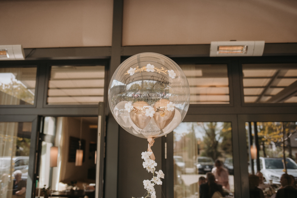 Ein Luftbalon mit den Namen des Brautpaars und dem Datum der Hochzeit. Hochzeitsreportage in Berlin