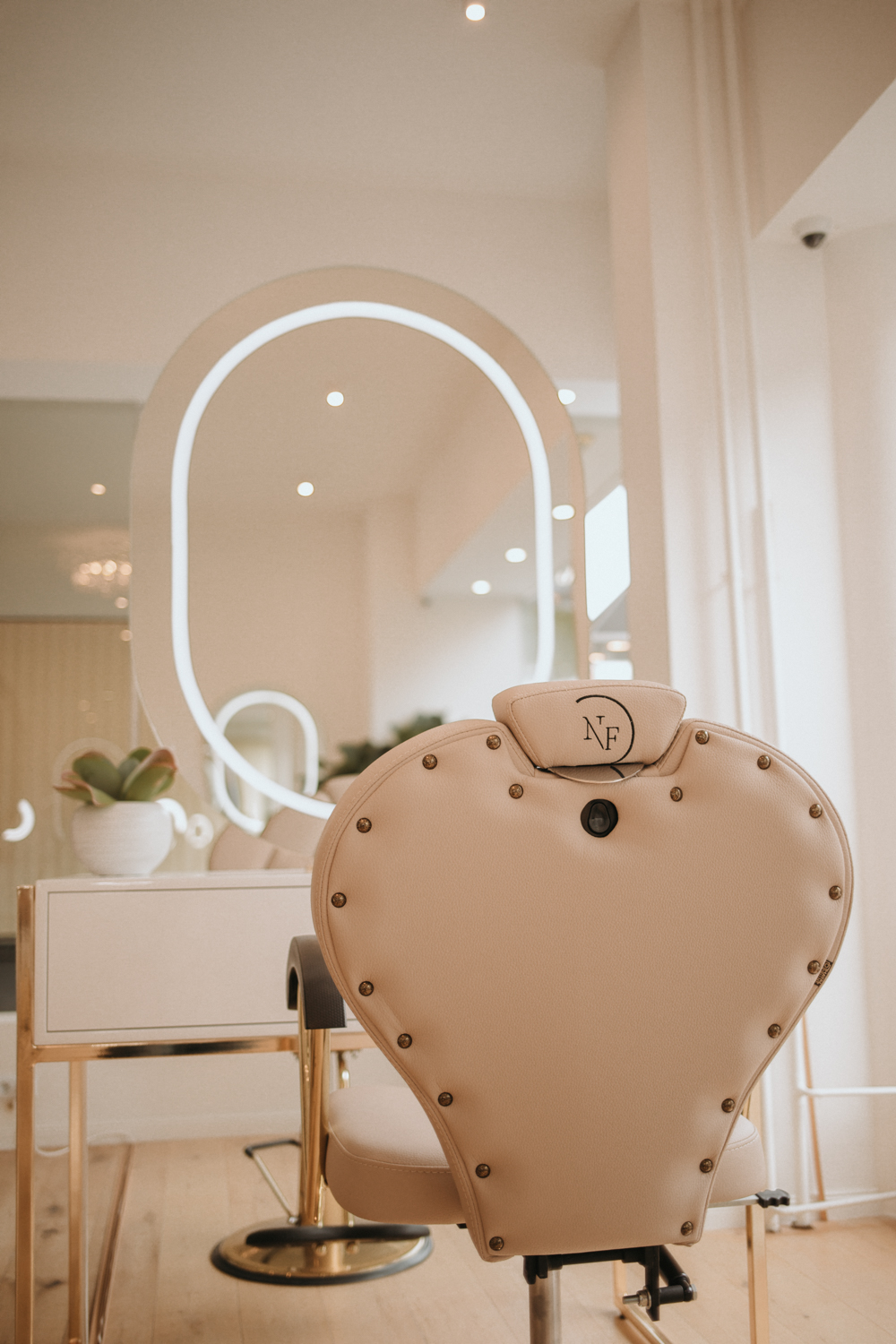 Getting Ready - Braut wird im Salon von new faces geschminkt